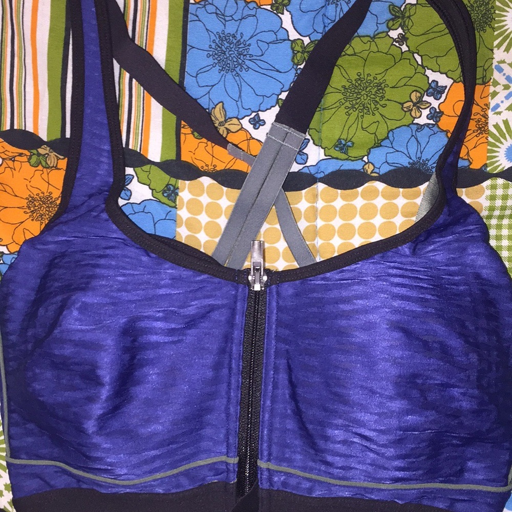 NWT Victoria’s Secret Front Close Sports Bra 32C